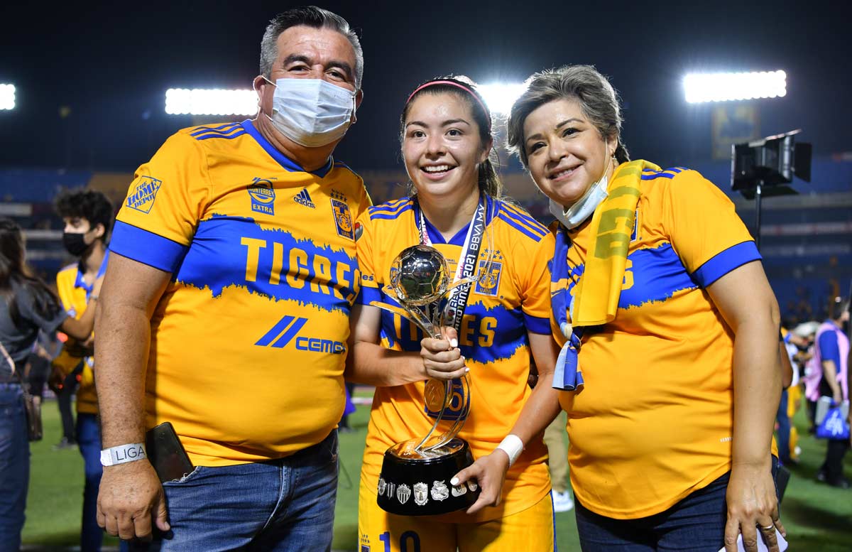 Martínez y su familia tras ganar el título con Tigres