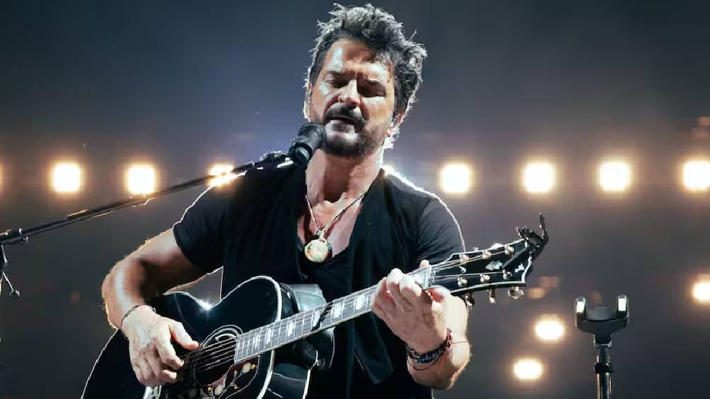 Ricardo Arjona es un cantautor guatemalteco conocido por su estilo musical que combina pop, rock y baladas románticas. 