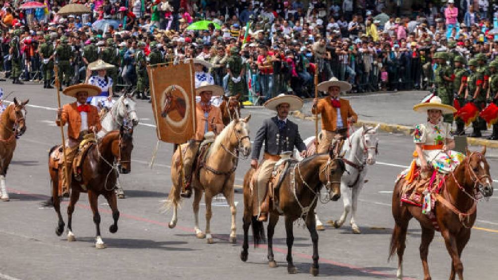 Durante el desfile un adulto mayor perdió la vida.