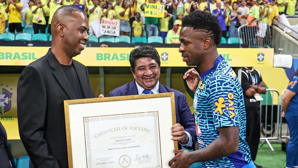 Vinicius recibe su certificado