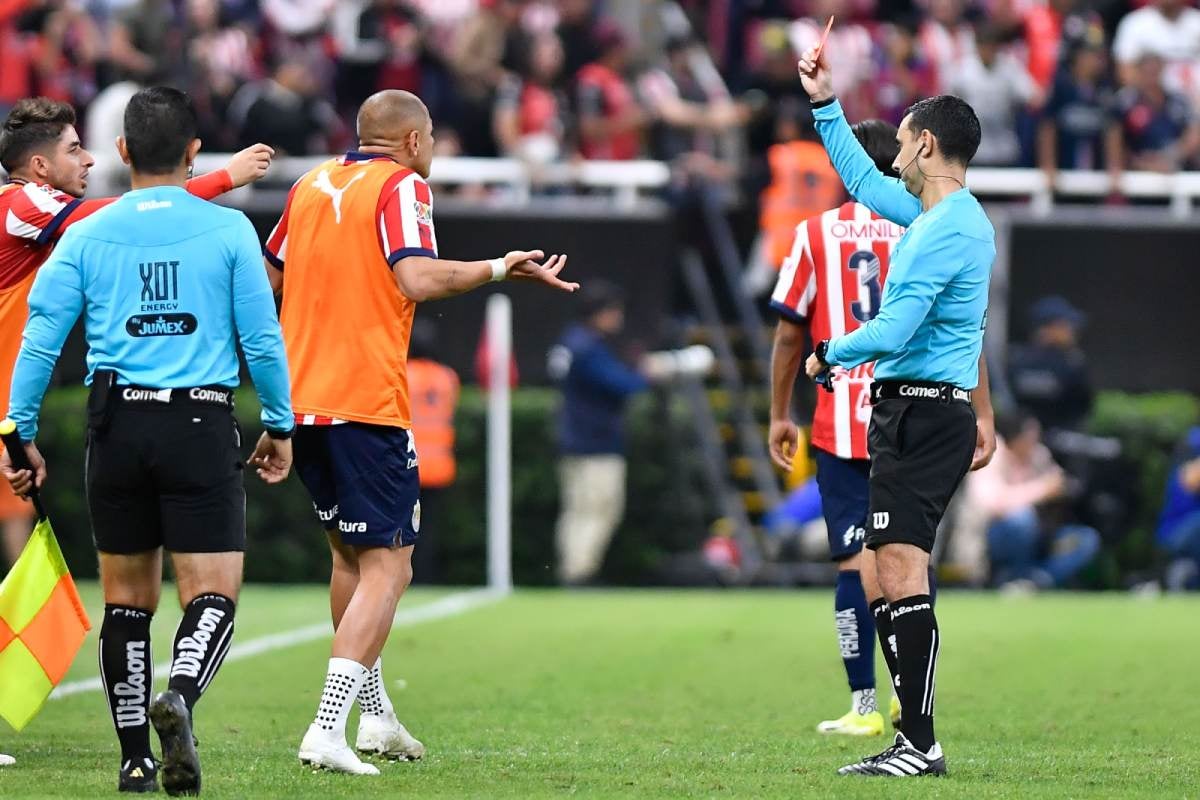 Chicharito se fue expulsado en la misma acción