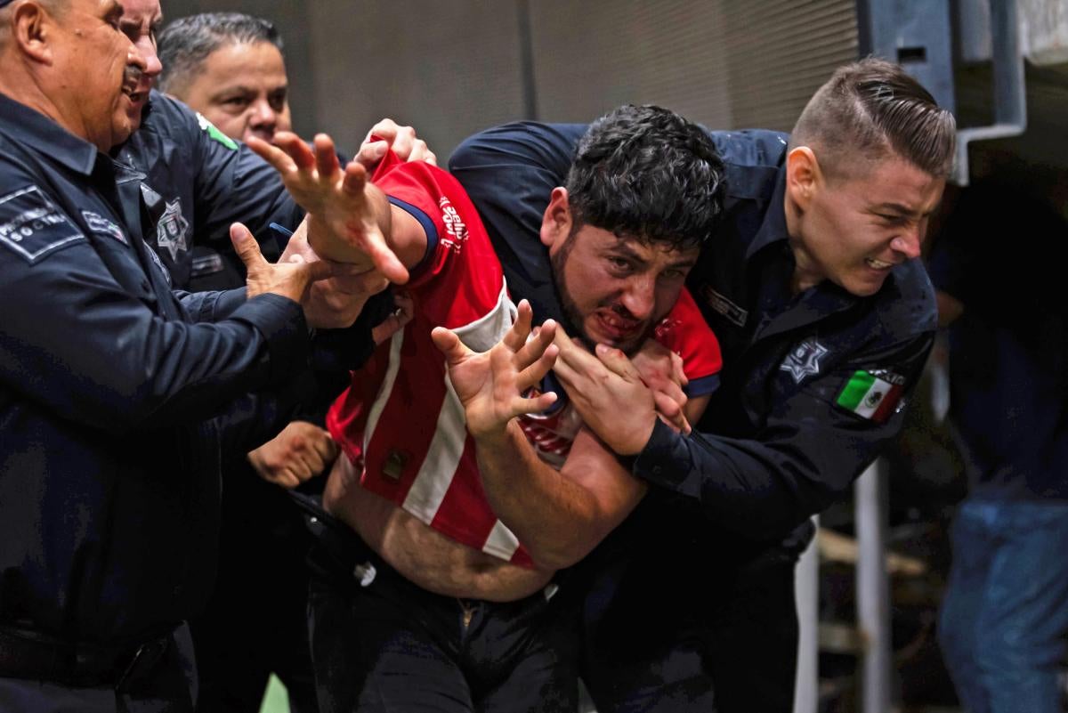 Al menos un sujeto fue escoltado por la policía