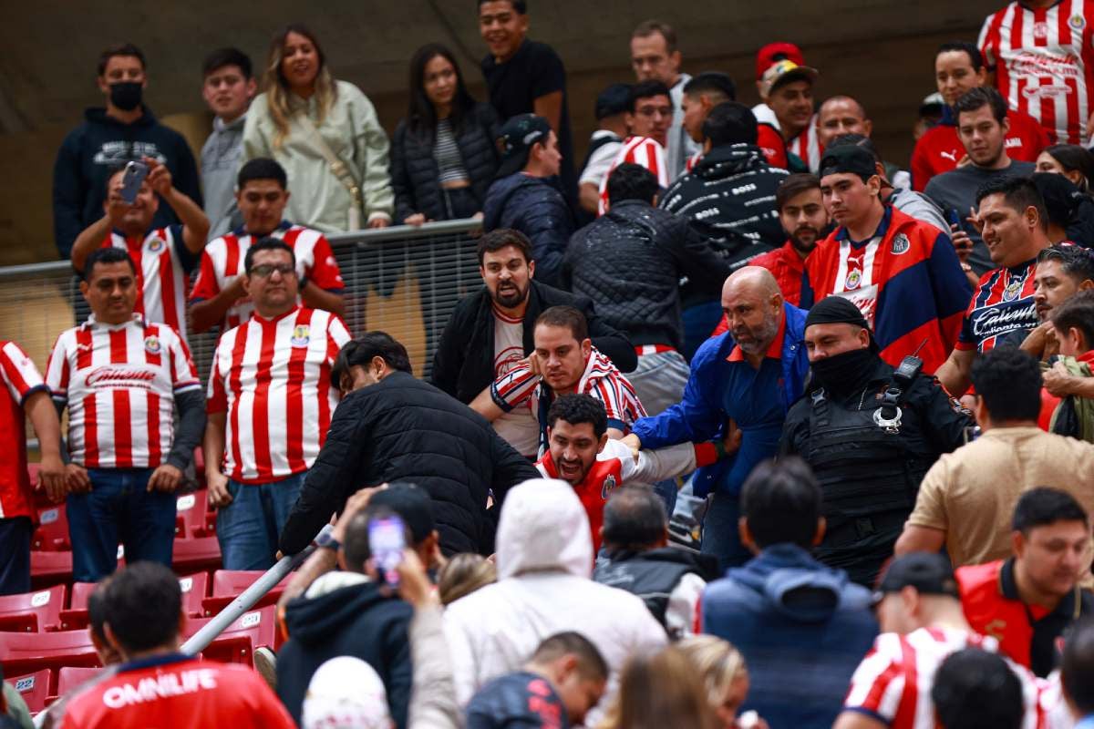 En la tribuna varios aficionados se agarraron 