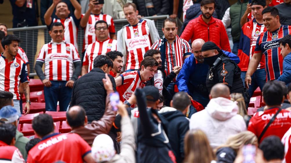 Clásico Tapatío finalizó con bronca en la tribuna