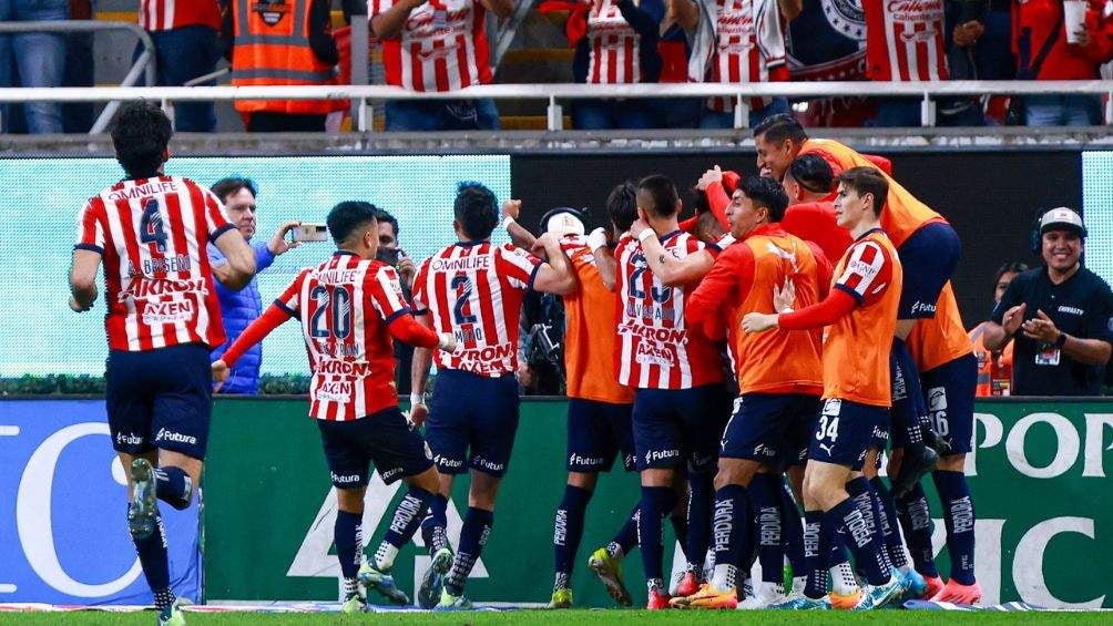 Chivas celebrando su gol