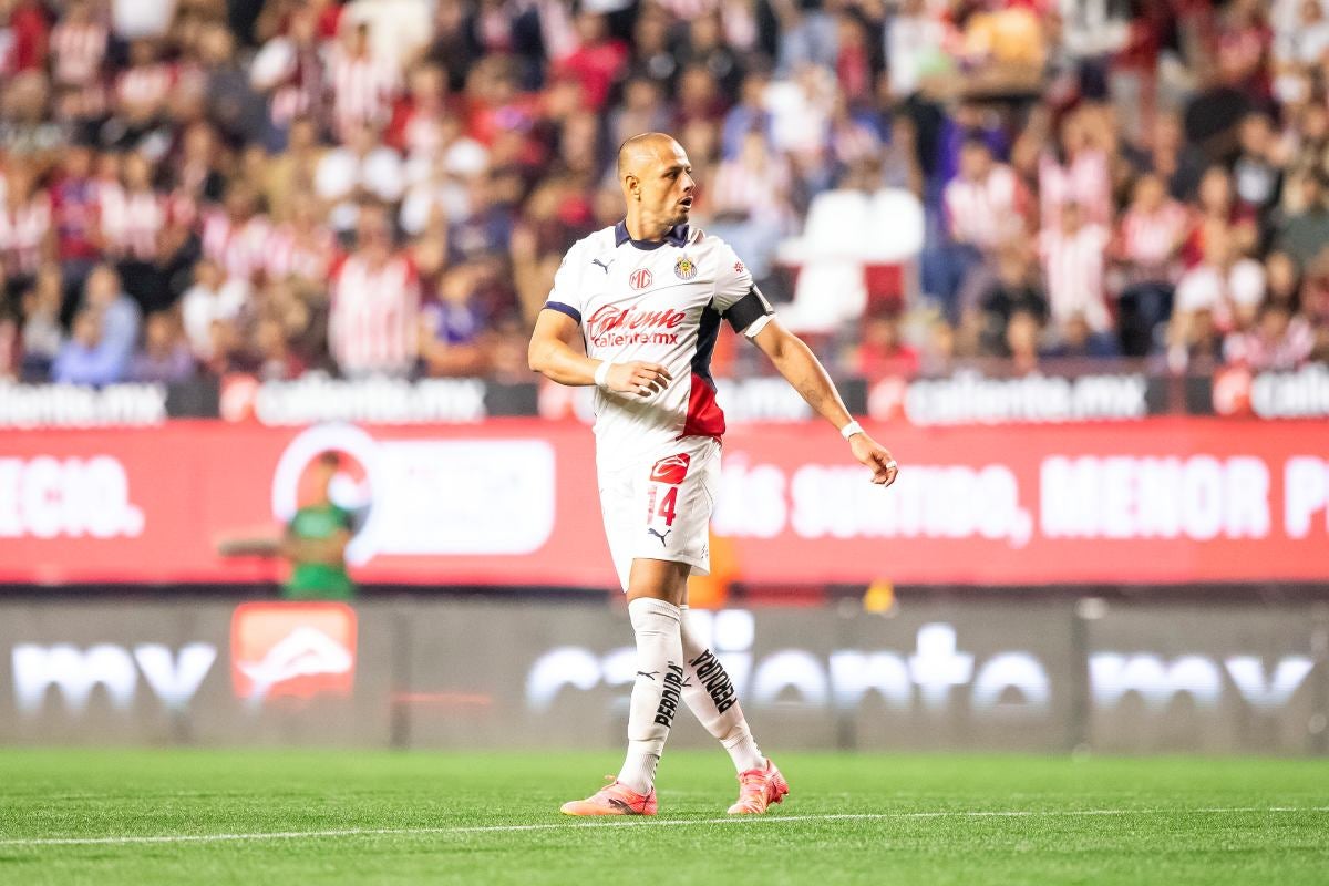 Chicharito está de regreso a la titularidad con Chivas