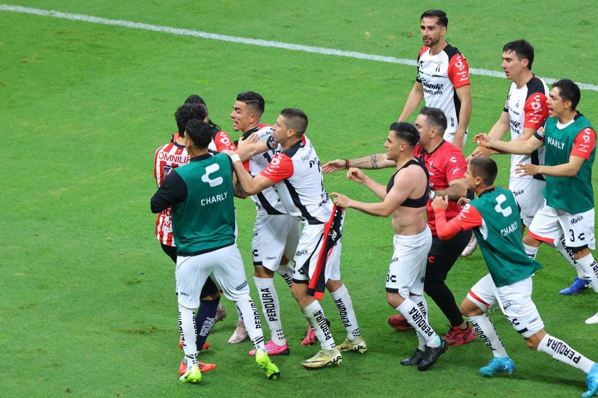 En la cancha también se encararon los jugadores