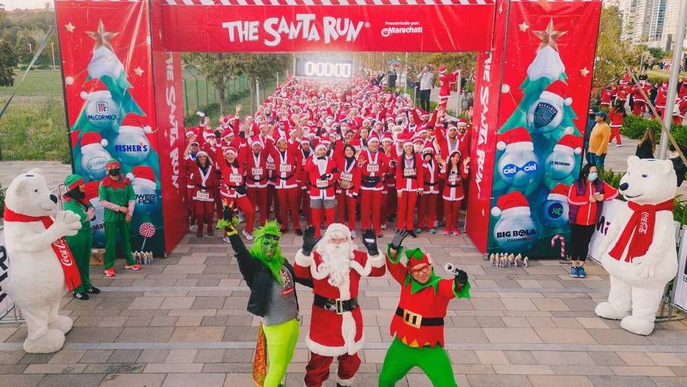 El Santa Run ofrece un post-evento navideño lleno de diversión, que incluye un concierto con música y personajes navideños,