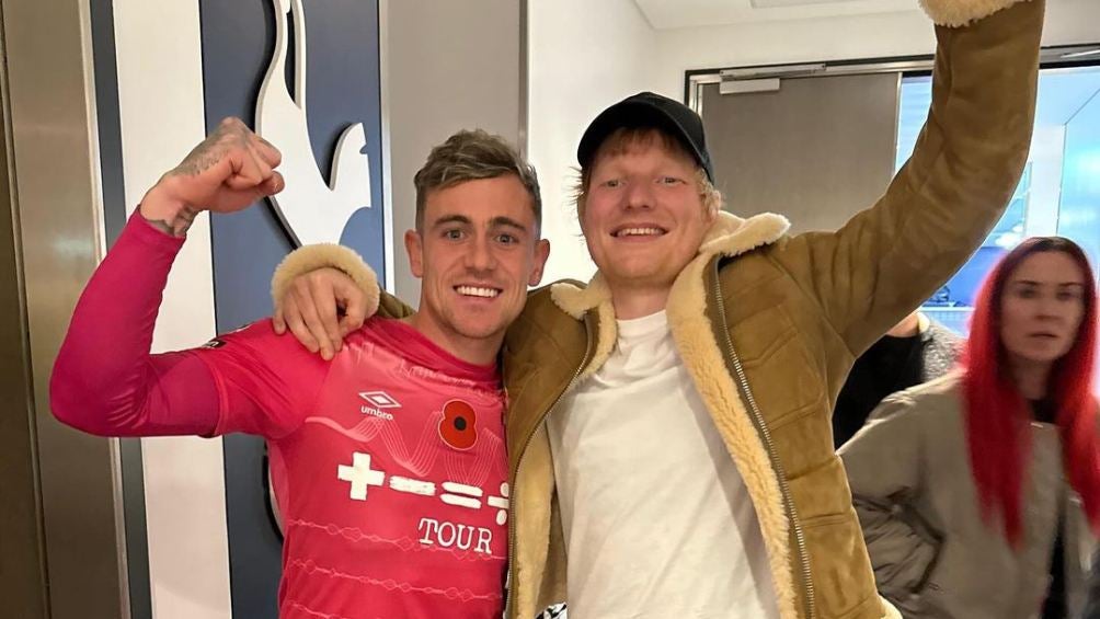 Ed Sheeran fichó a jugador previo a concierto 