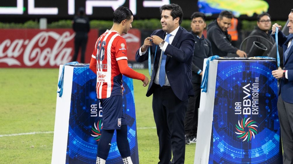 Sánchez recibe medalla de campeonato