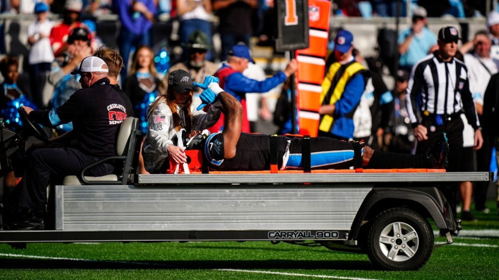 Ja'Tavion Sanders saliendo del campo