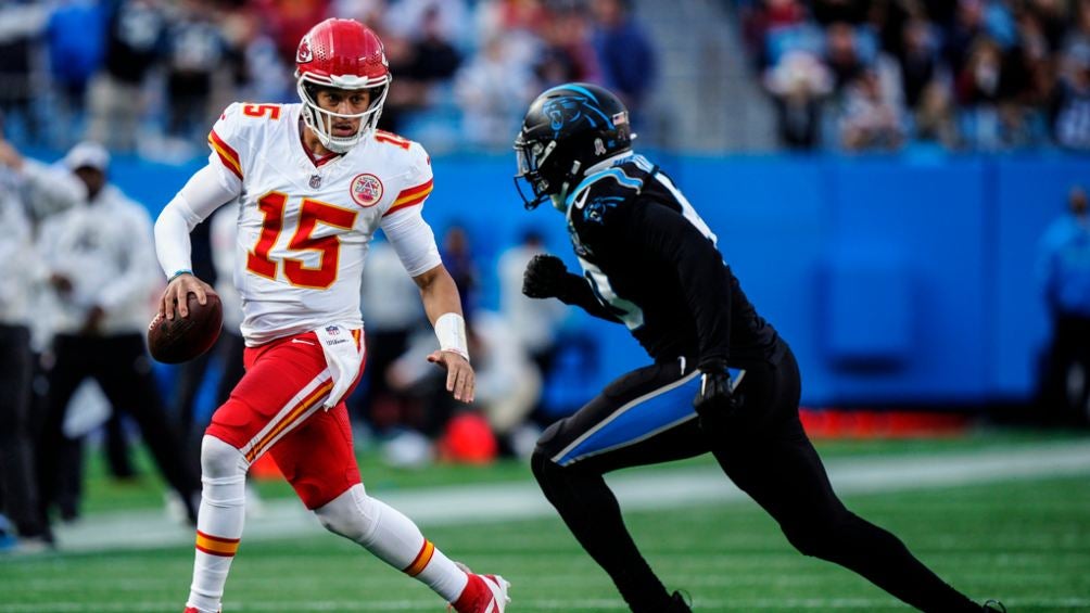 Mahomes lanzó tres pases de anotación 