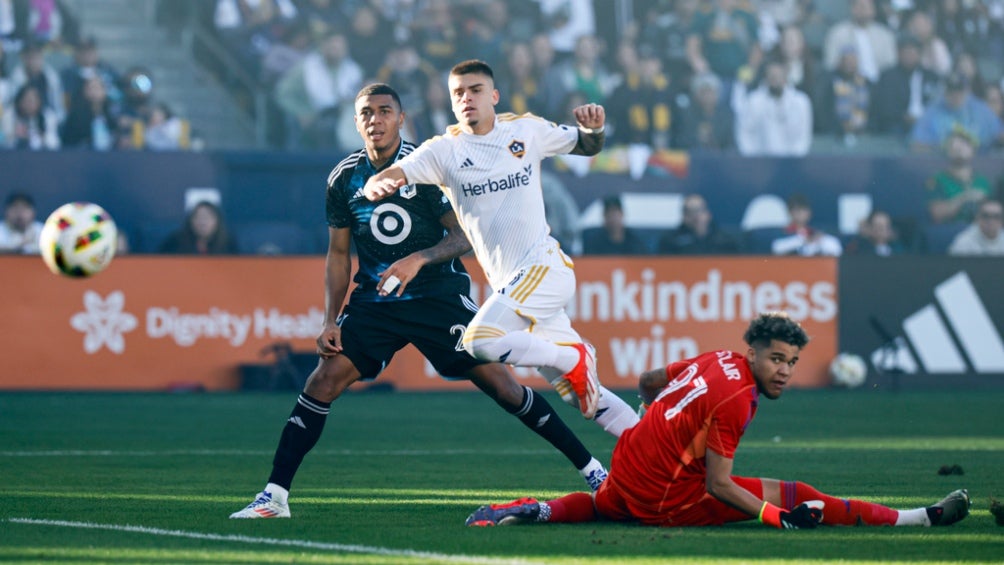 ¡Maradoniano! Gabriel Pec marca impresionante gol con LA Galaxy en los Playoffs de la MLS