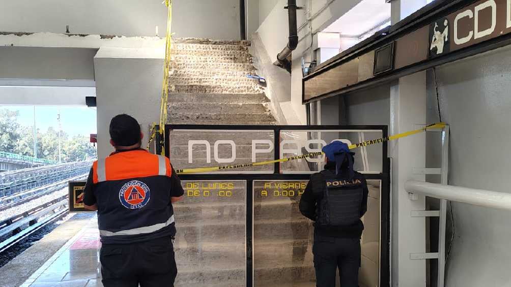 Personal de la SSC y Protección Civil vigilan para que nadie use las escaleras. 