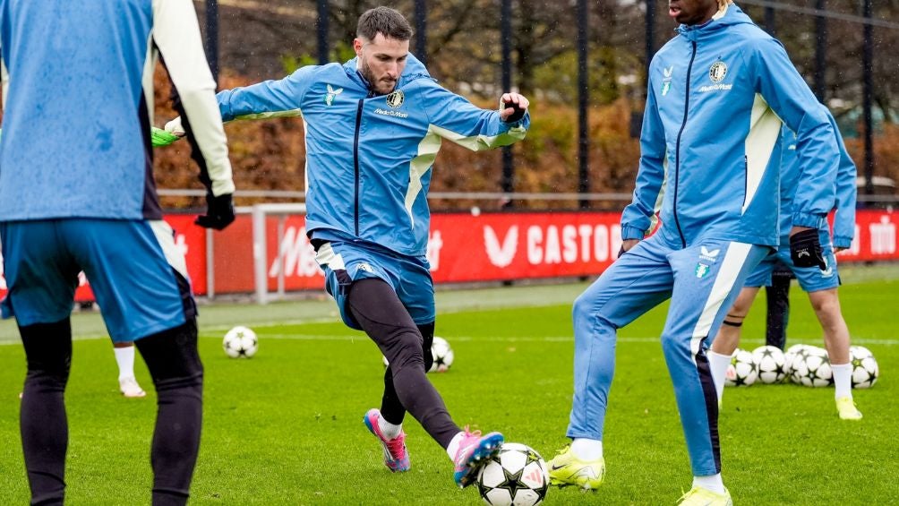 Santiago Giménez durante el entrenamiento