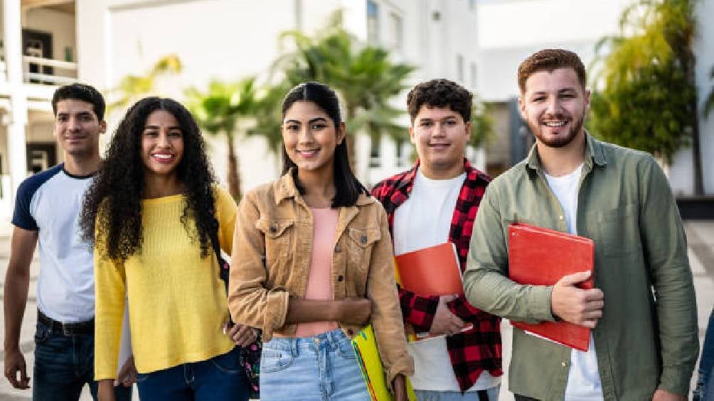 El programa "Jóvenes Universitarios en Acción" proporciona un apoyo económico de 12,000 pesos,