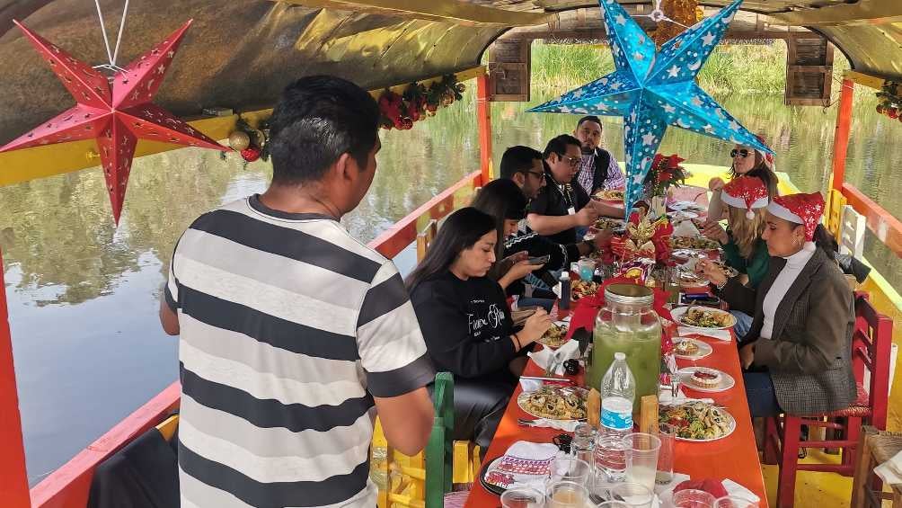 En el camino se ofrece comida y bebida tradicional del lugar. 