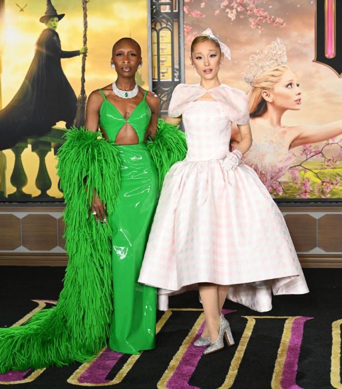 Ambas actrices posando en la alfombra de la premiere