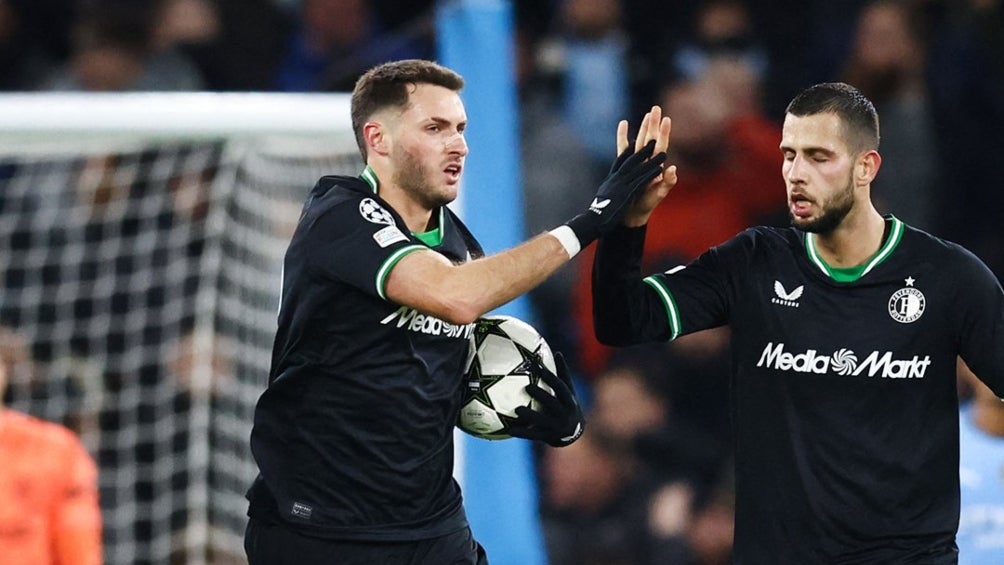 Santiago Giménez luego de jugar en Inglaterra ante el City