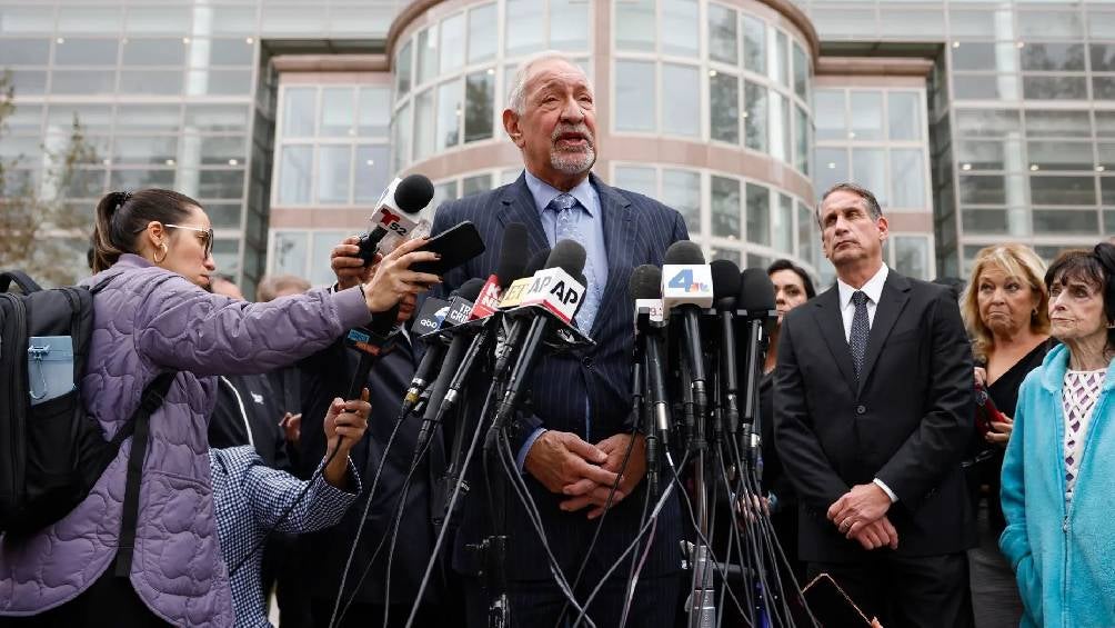 El abogado defensor penal Mark Geragos habló con los medios fuera del Tribunal de Van Nuys Oeste después de una audiencia sobre la posible reconsideración de la condena por asesinato en primer grado de Lyle y Erik Menéndez. 