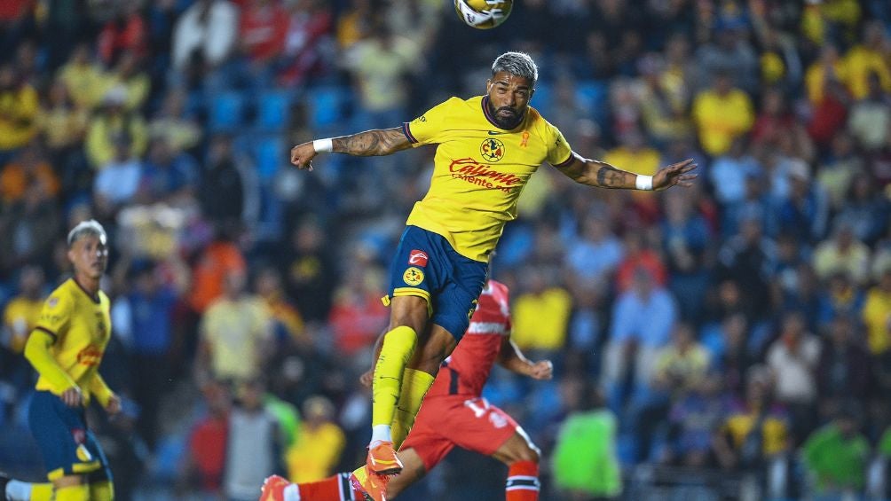 Rodrigo Aguirre en el partido ante Toluca