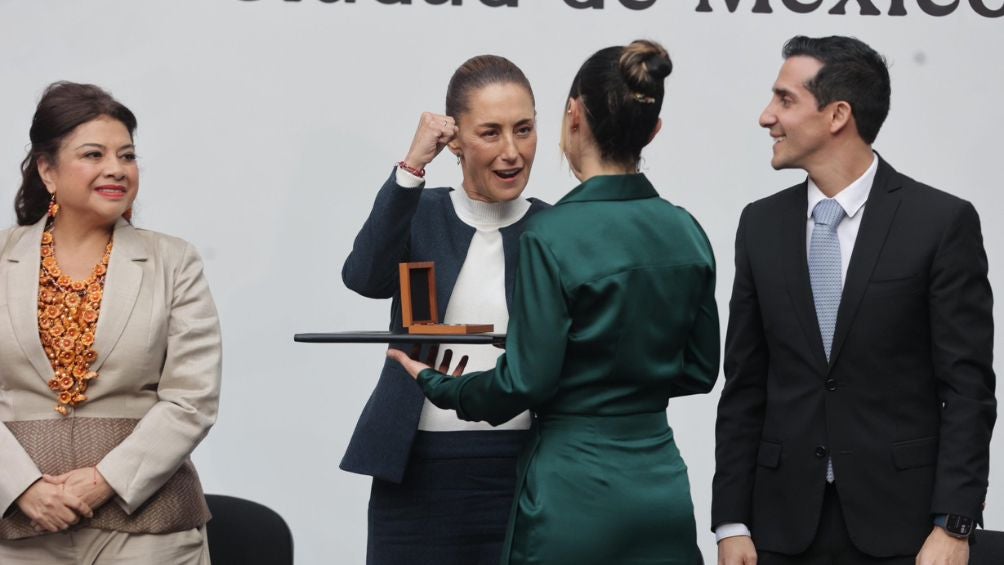 Sheinbaum y Pacheco entregando un premio