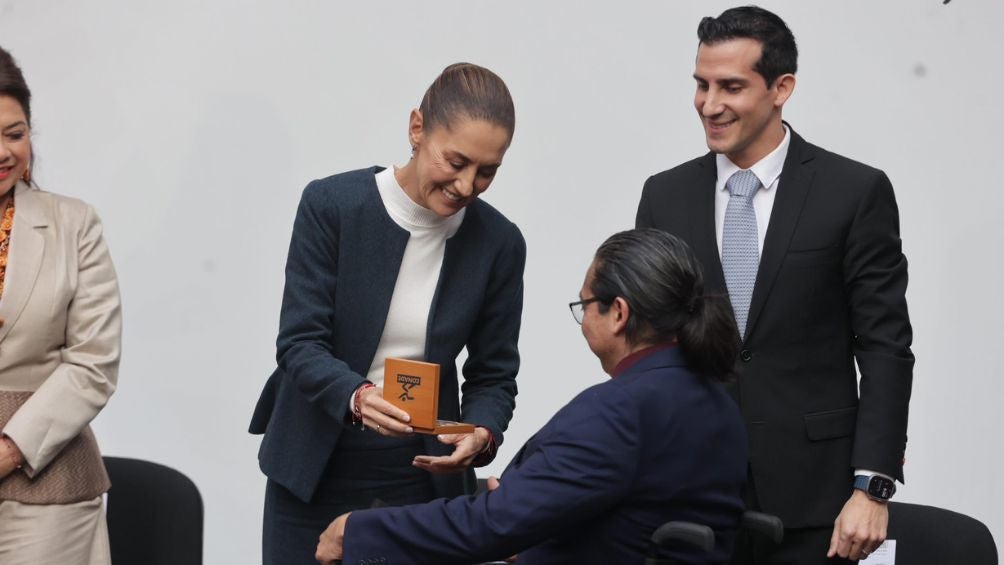 Sheinbaum entregando un premio