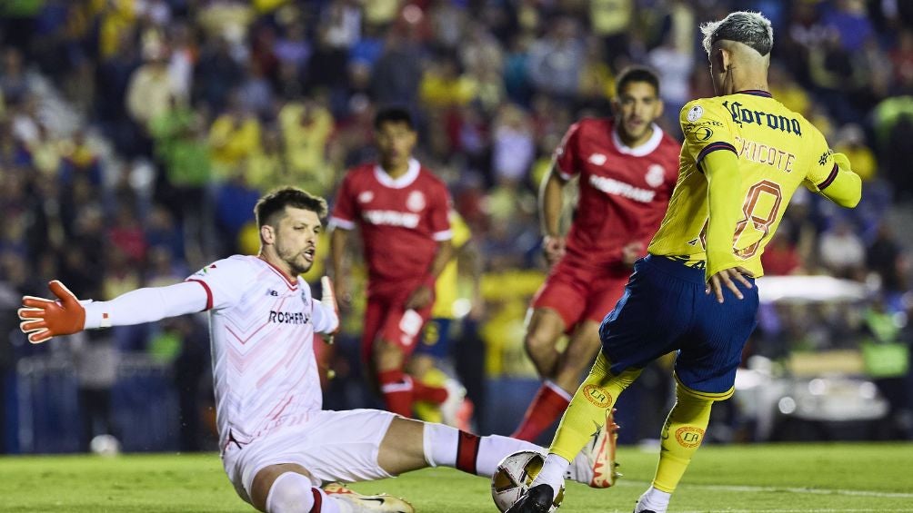 Tiago Volpi en el duelo ante América