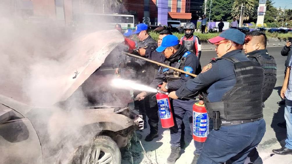 Elementos de la SSC calmaron las llamas con la ayuda de extintores. 