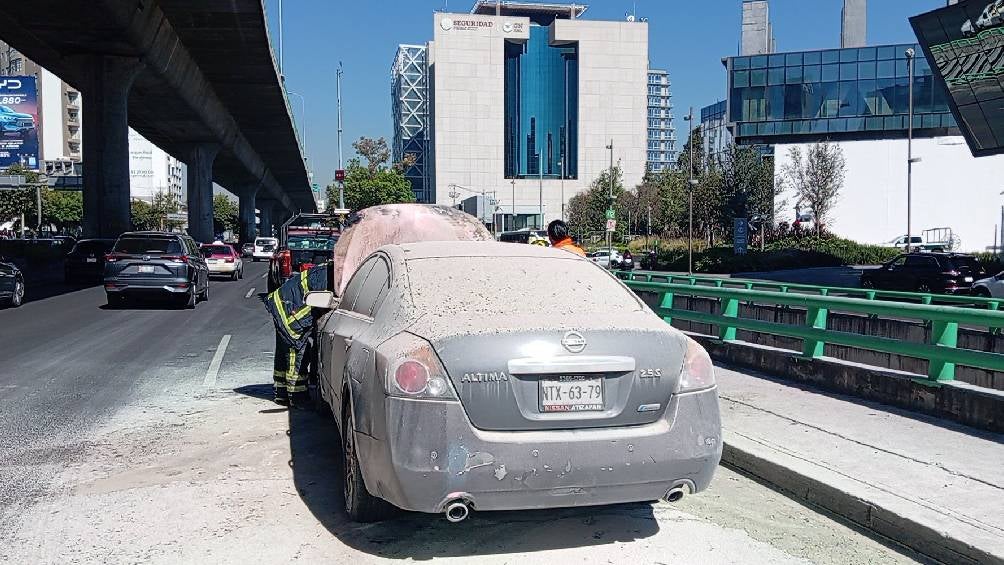 La razón del incendio se cree que pudo ser una falla mecánica del auto. 