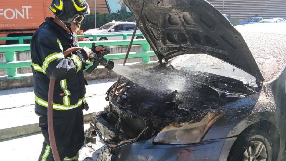 Bomberos de la CDMX también asistieron a apagar el fuego. 