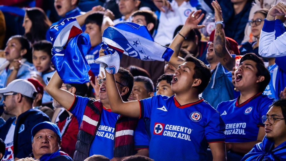 Aficionados animan al Cruz Azul