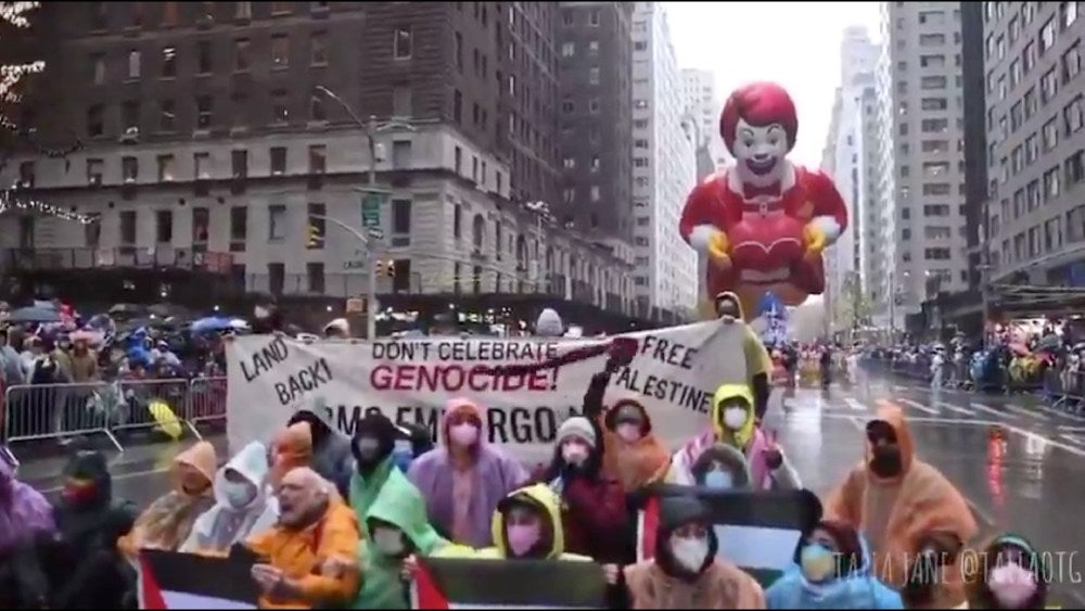 Sin importar que el desfile se detuviera, los manifestantes alzaron la voz por Palestina.