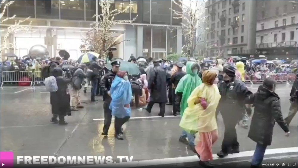 La Policía sacó a los manifestantes sin el uso de la violencia.