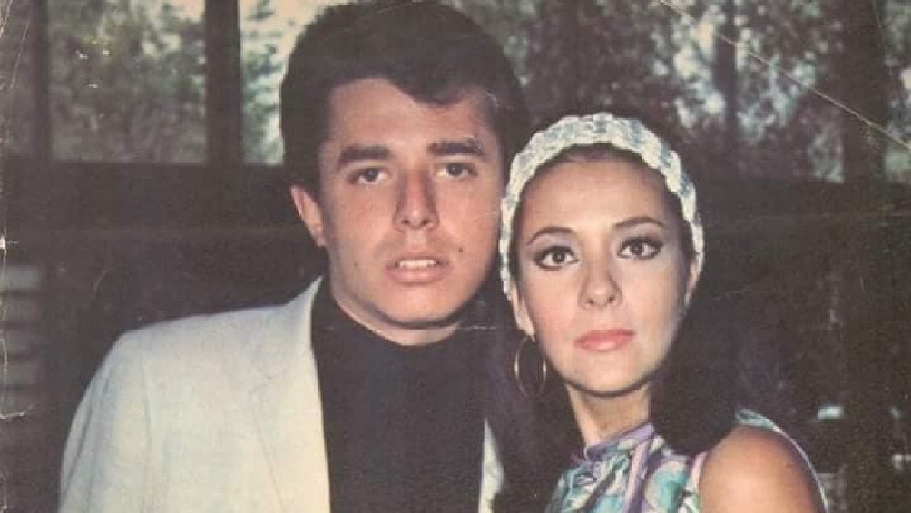 El rockero están en el hospital donde está internada la Diva del Cine Mexicano.