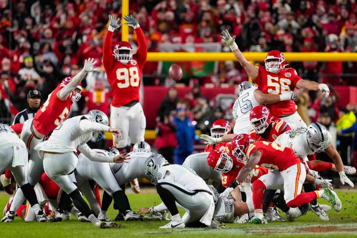 Las fallas de los Raiders le dieron el triunfo a los Chiefs