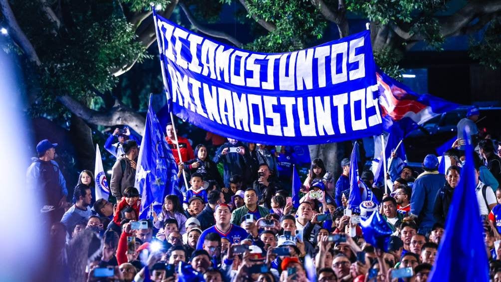 La afición de Cruz Azul no abandona a su equipo 