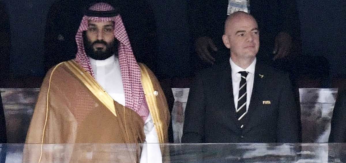 Mohamed bin Salmán posa con el presidente de la FIFA