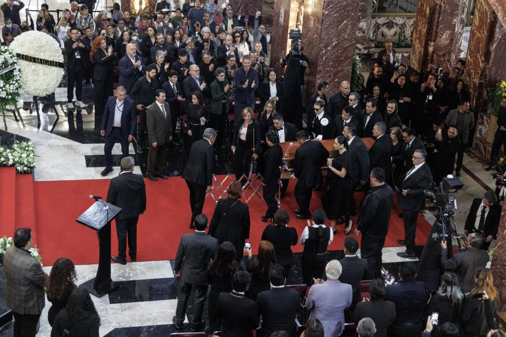 La actriz llegó al Palacio de Bellas Artes para su homenaje.