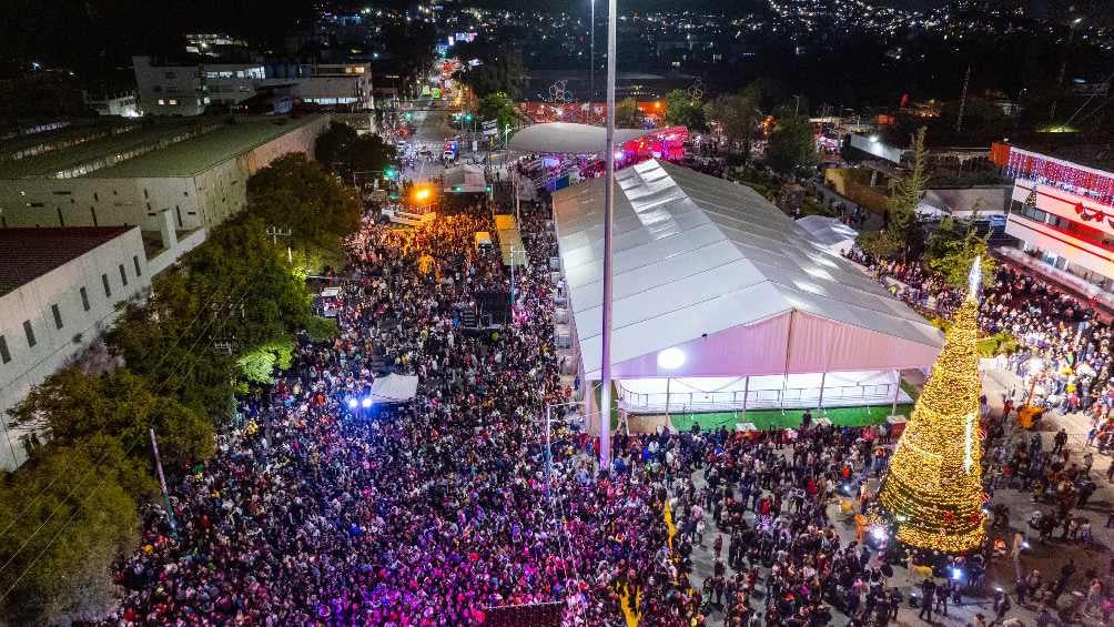 También hay un tobogán congelada, árbol navideño, rueda de la fortuna y puestos de comida. 