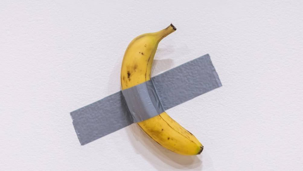 Esta banana pegada a la pared con cinta adhesiva fue considerada una obra de arte. 