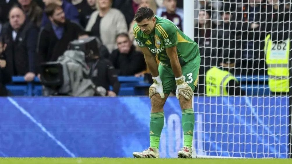 ¡Pesadilla! ‘Dibu’ Martínez lesionado tras graves errores en derrota del Aston Villa