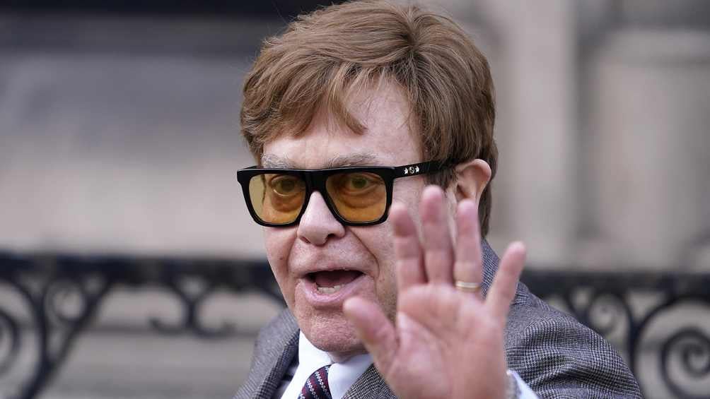 Elton John es un histórico cantante y compositor británico de 77 años de edad. 