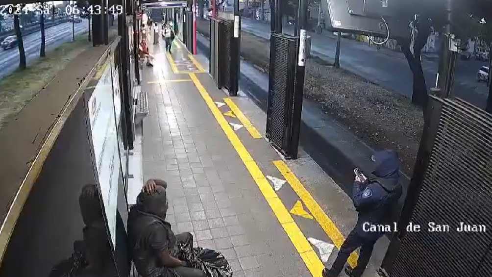 El hombre estaba sentado y parece que alega algo para luego lanzar a la policía. 