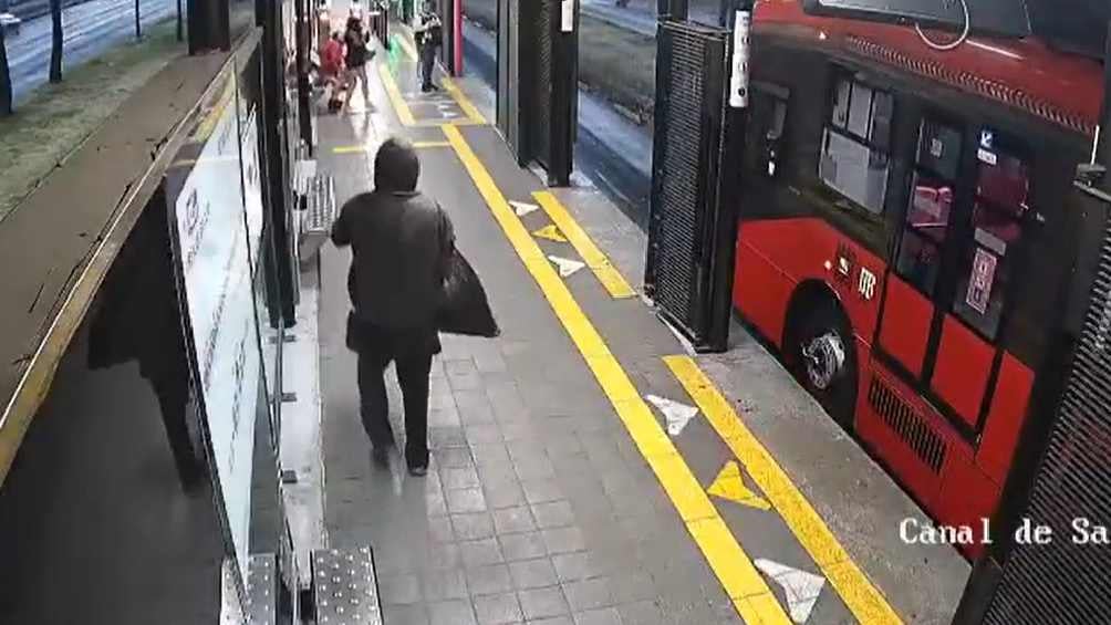 Después de su acción, el indigente intentó escaparse de la estación. 