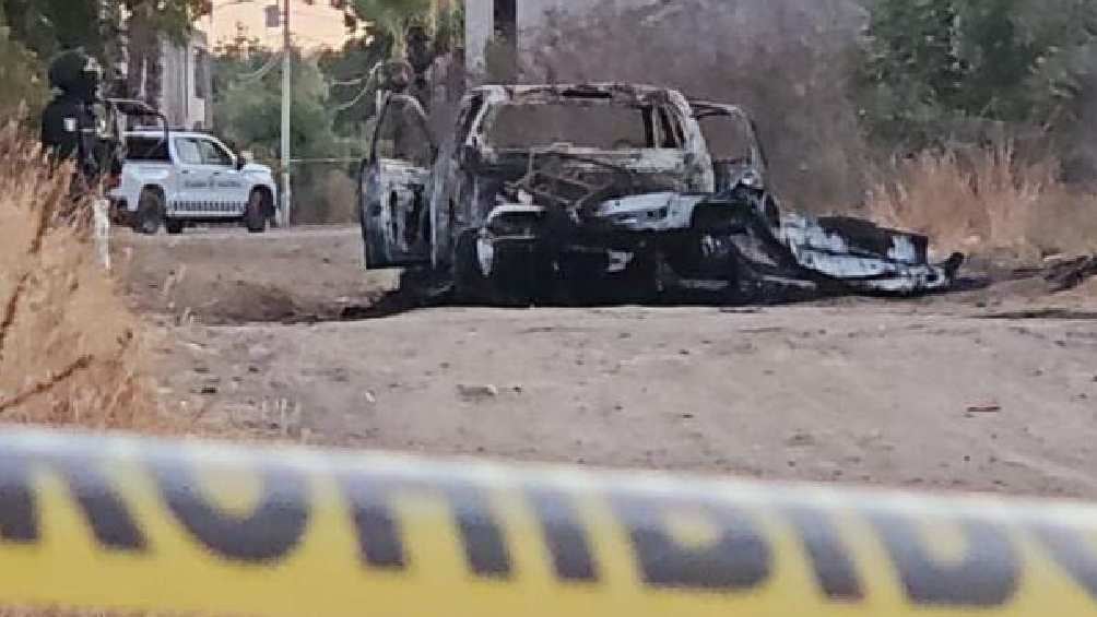 También apareció un vehículo quemado, pero descartaron que fuera un coche bomba. 