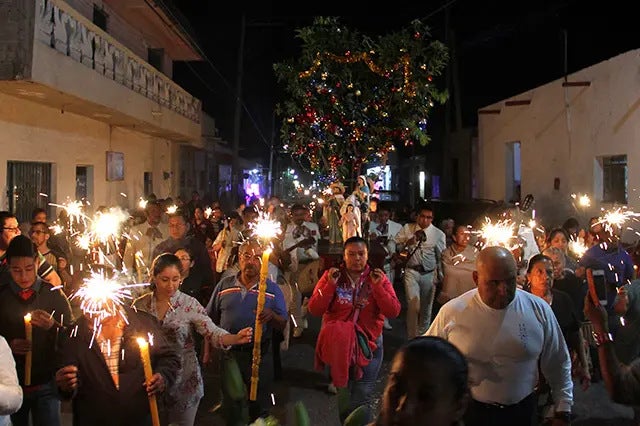 Los cantos, las luces y los regalos de aguinaldos son parte de la tradición.