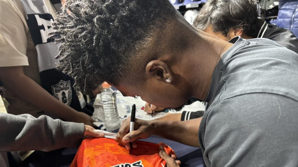 Bauermann firmando jerseys de Pachuca