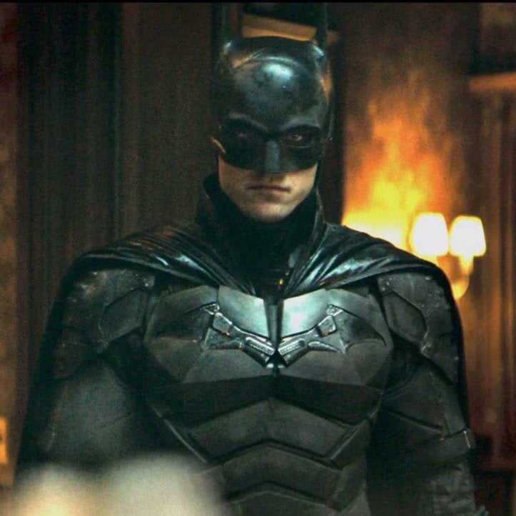 Robert portando el traje de Batman en película