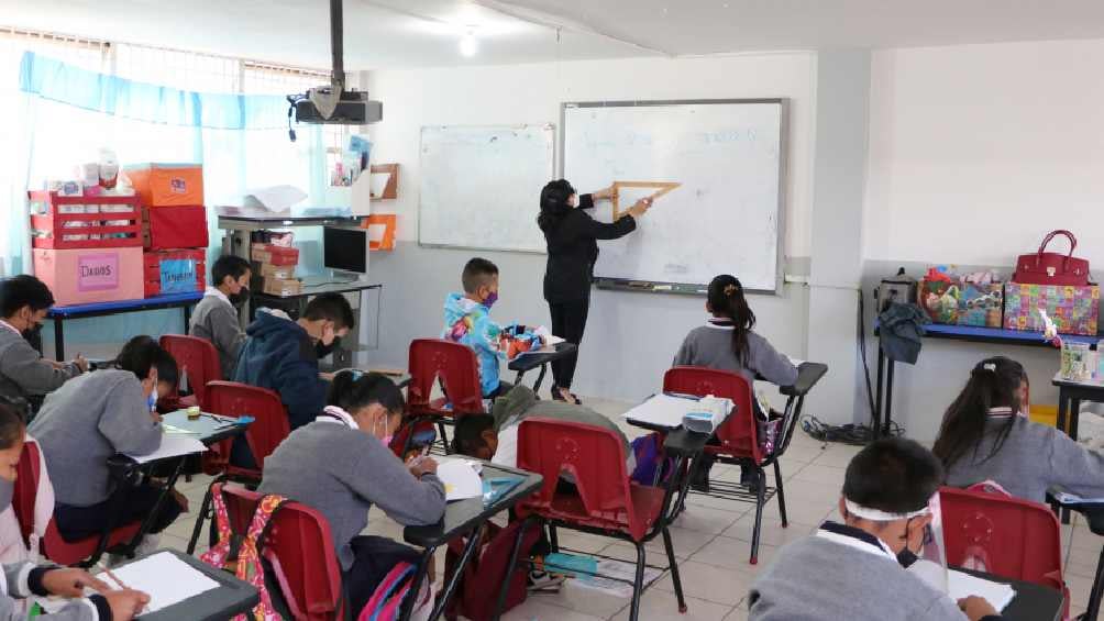 Padres de familia se preguntan si el 12 de diciembre deben llevar a sus hijos a la escuela. 